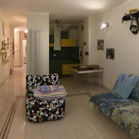 Appartamento Piano Terra Con Giardino Vicino Al Mare *